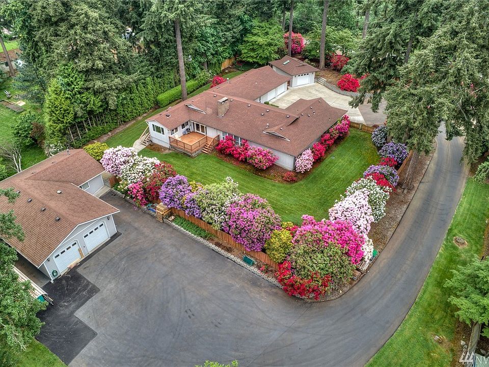 Spacious rambler, detached shop and detached warehouse set amidst an amazing landscape. 