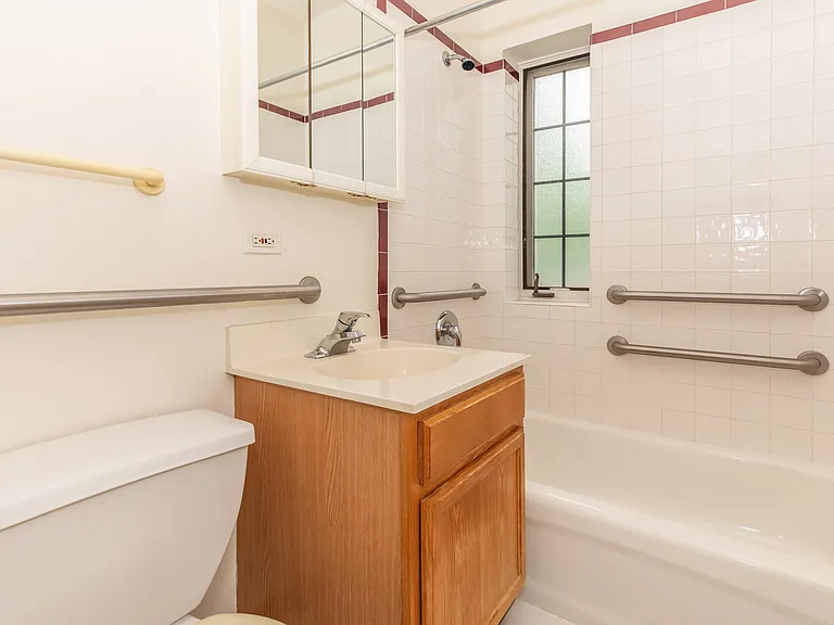 1 bedroom 1 bathroom, washroom.