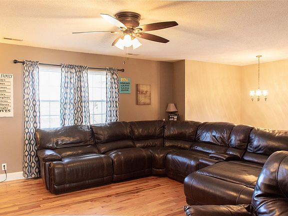 4th image of 170 Royal Oaks Dr NE