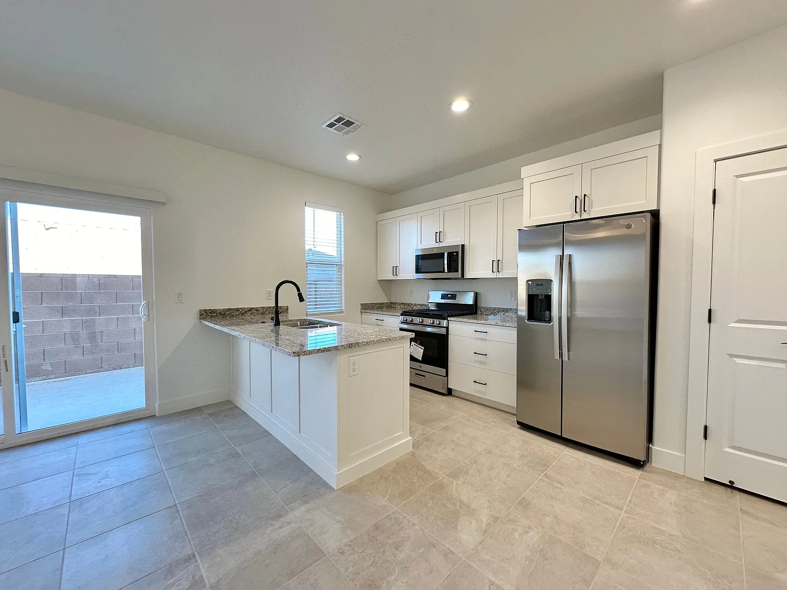Cute 4 bed 2.5 baths 2 car garage! — Photo 3