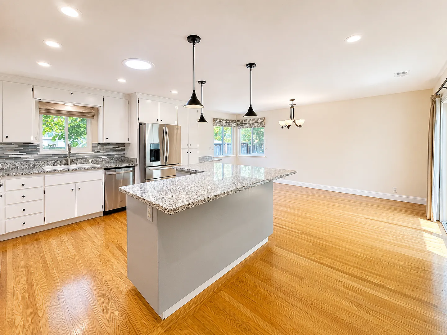 Gorgeous 3 Bedroom 2 Bath Home with Spectacular Curb Appeal! — Photo 4