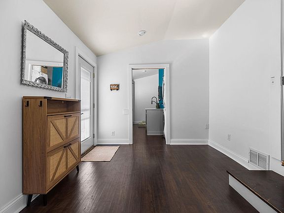 5th image of 3038 E Sullivan St