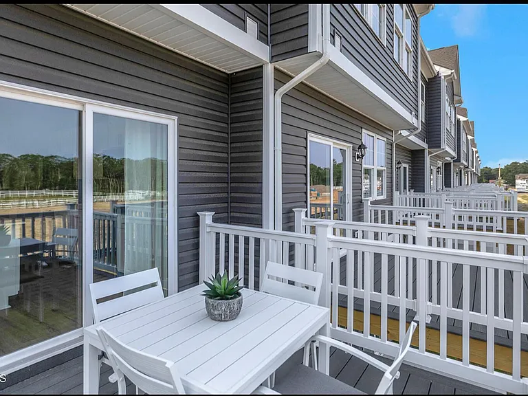 22 Forest Park Dr — Photo 2