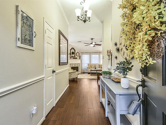 3rd image of 1919 Oakwood Court Dr