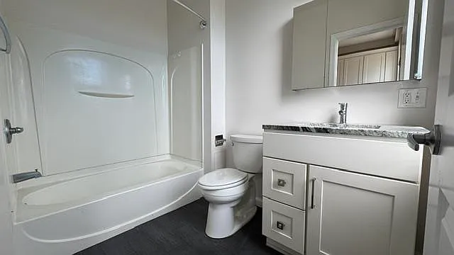 560 Newark Ave #3R — Photo 4