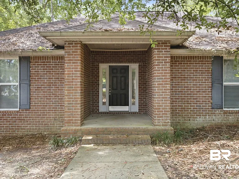 905 Ryan Ave — Photo 2