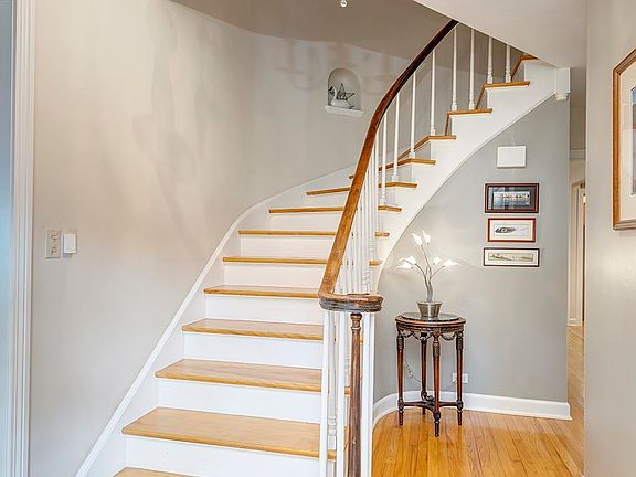 3rd image of 211 Palm Ave