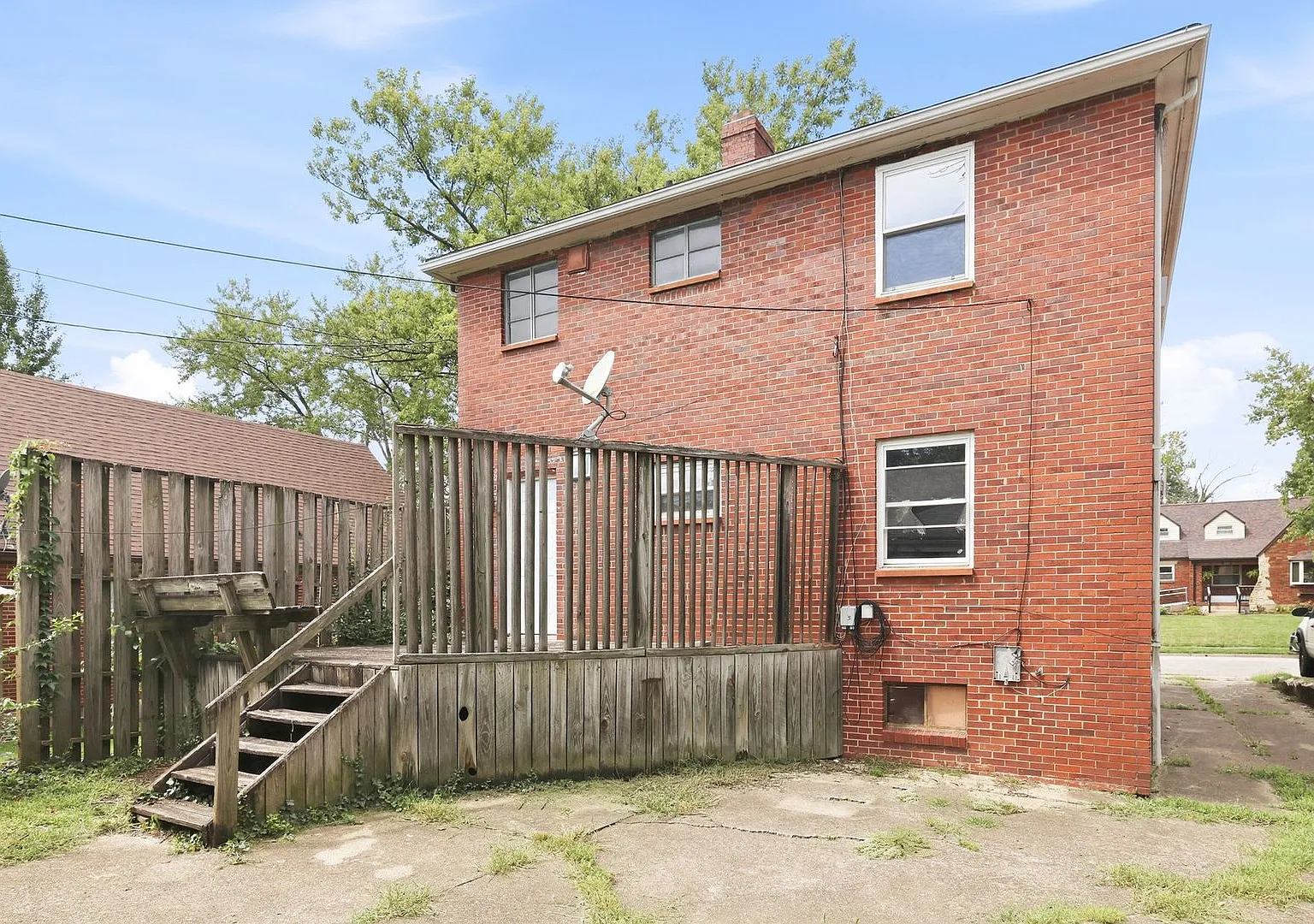 960 Sherwood Dr — Photo 3