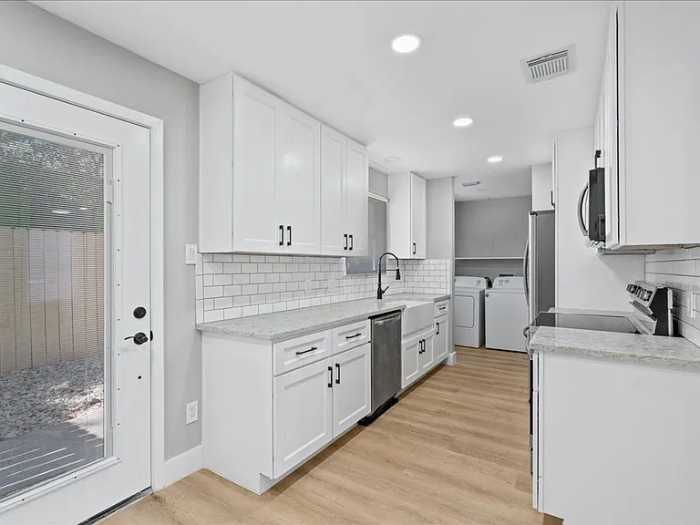 3107 E 13th St — Photo 28