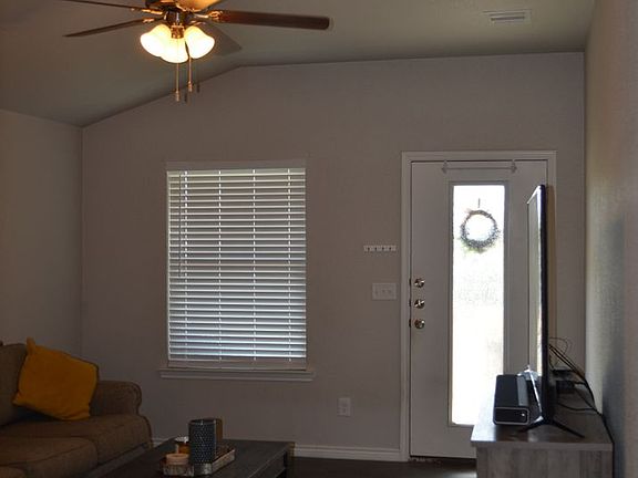 4th image of 907 Rosewood Dr