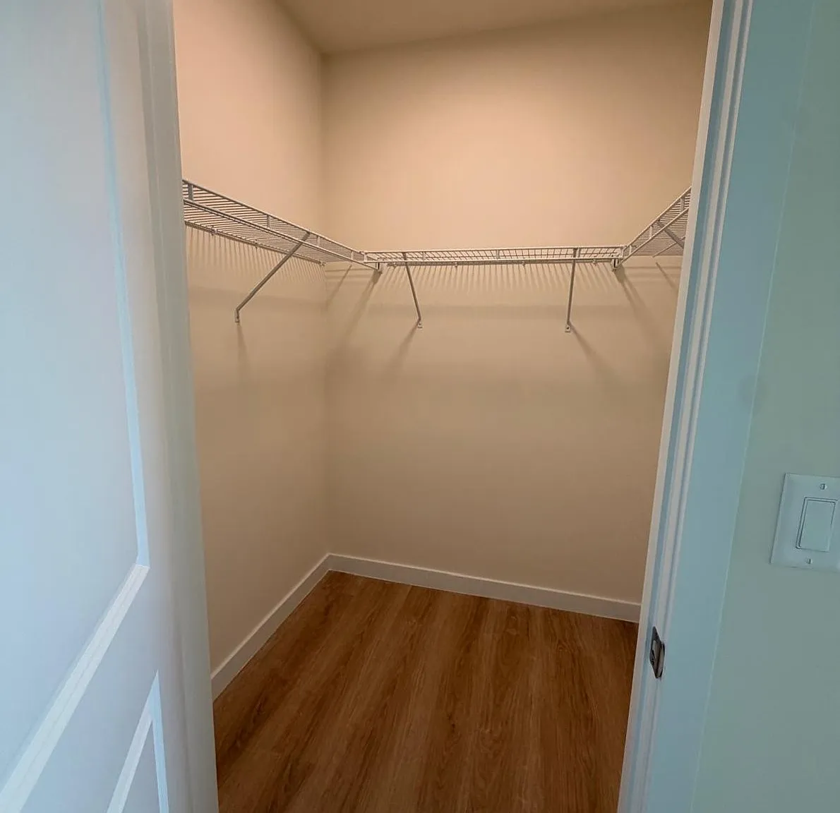1 bed, 1.0 bath, 756 sqft, $2,290 — Photo 2