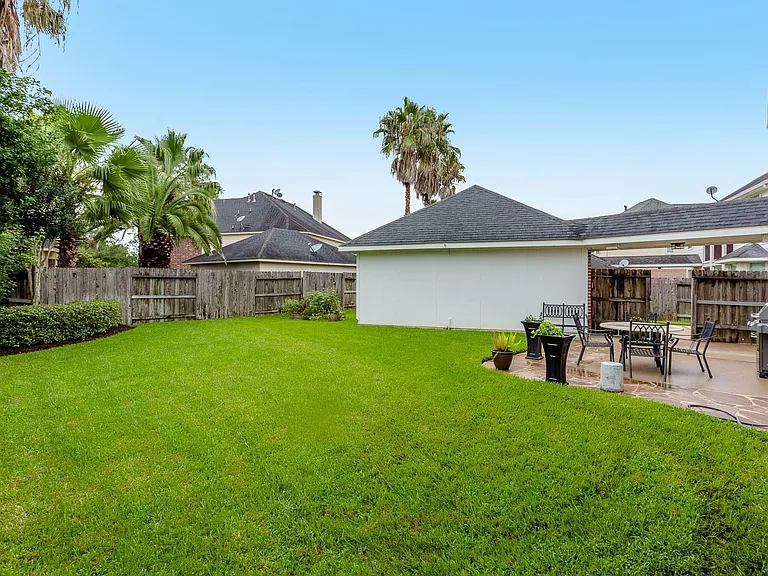 2422 Lansing Cir — Photo 31