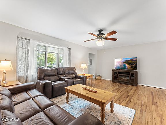 5th image of 104 Blossom Drive