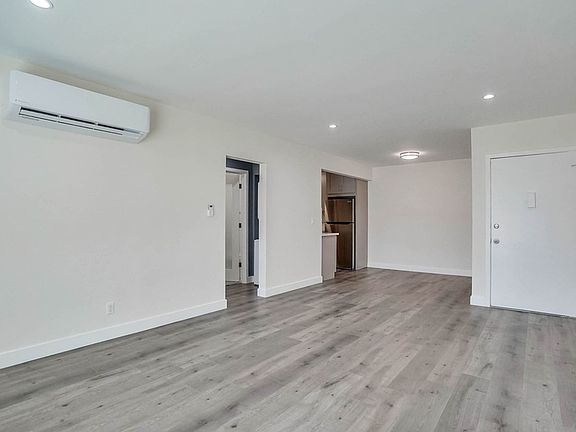 4th image of 4105-4111 Somerset Dr #C