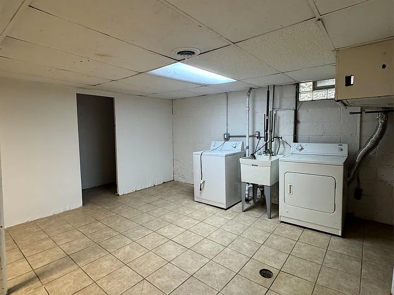 15801 Centralia — Photo 25