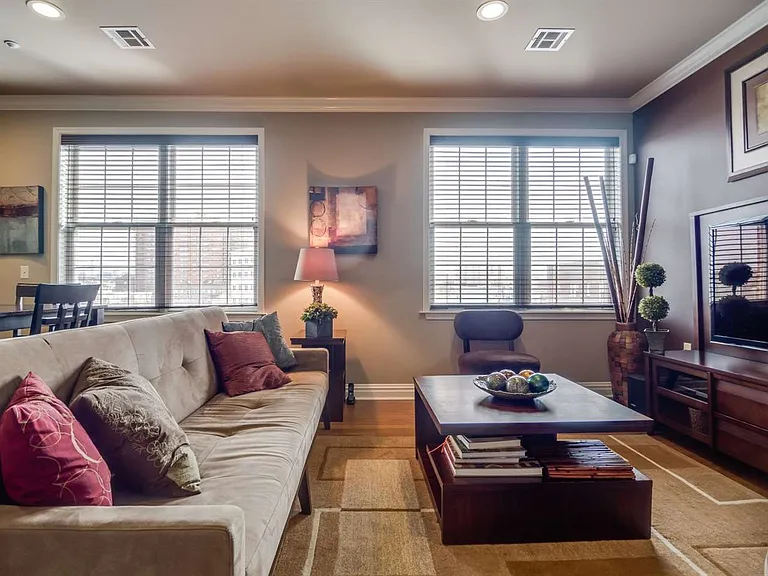 1209 Summit Ave #420 — Photo 7