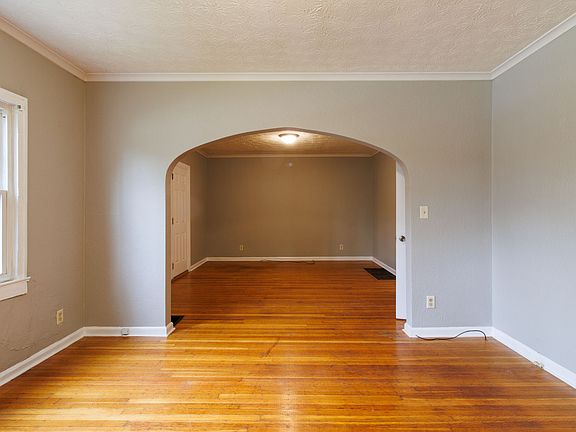 3rd image of 5204 Winthrop Ave