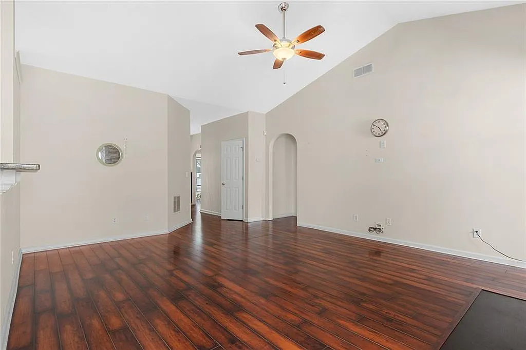 3 bed, 2.0 bath, 1568 sqft, $2,100 — Photo 3