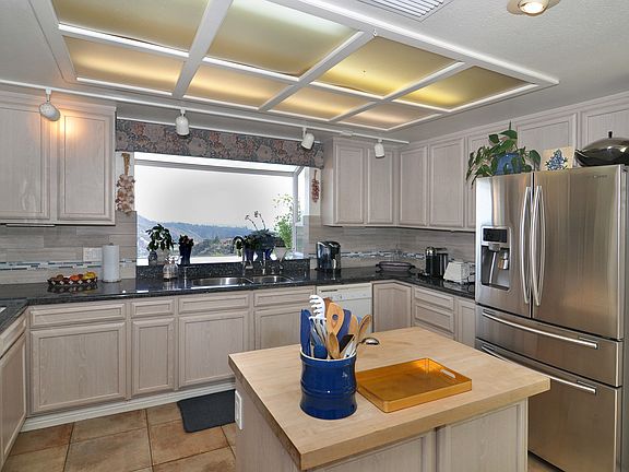 4th image of 2445 Flintridge Dr