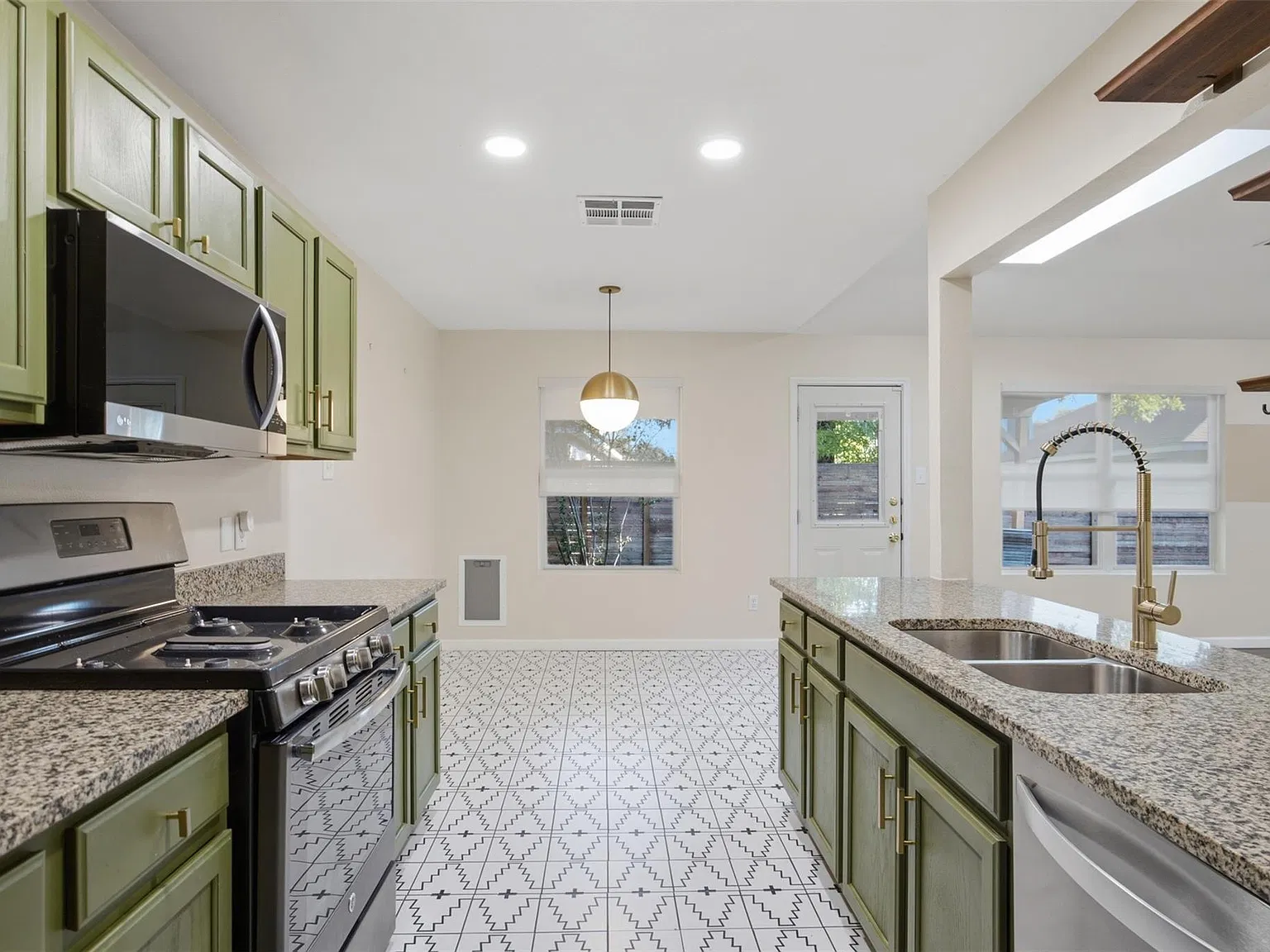 3 bed, 2.0 bath, 1174 sqft, $2,000 — Photo 3