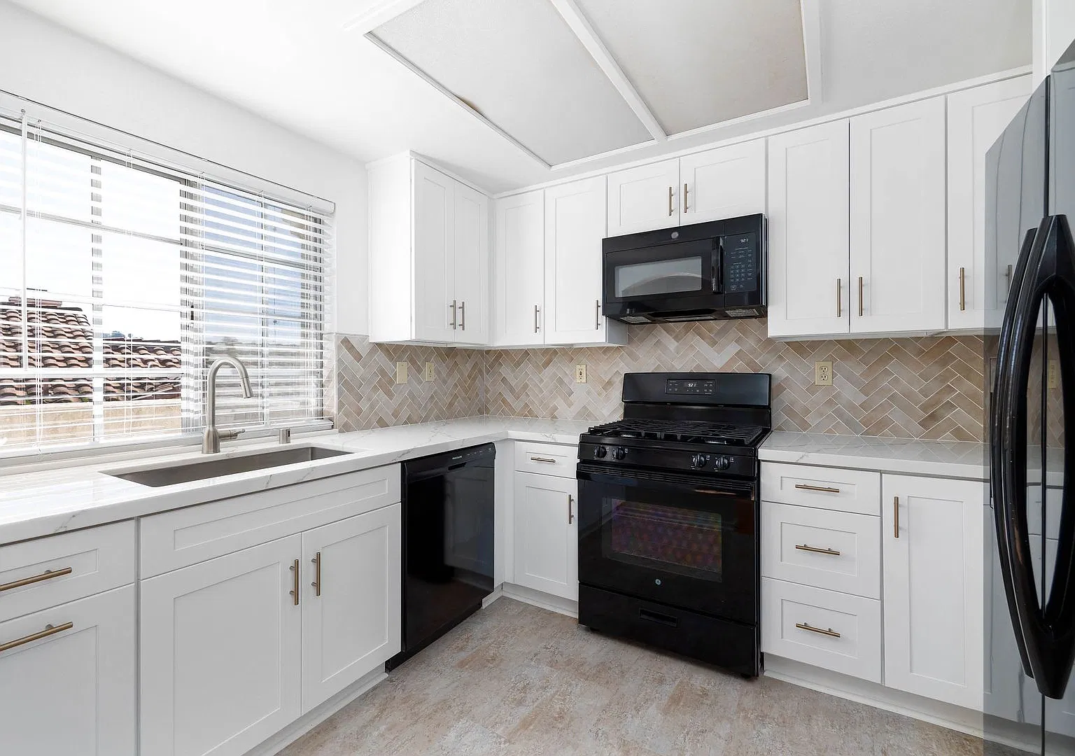 Amazing 2 Bedroom w/ A/C in Vista - $2,800/Mo. — Photo 4