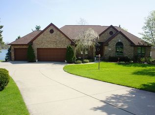 4199 Northshore Dr, Fenton, MI 48430