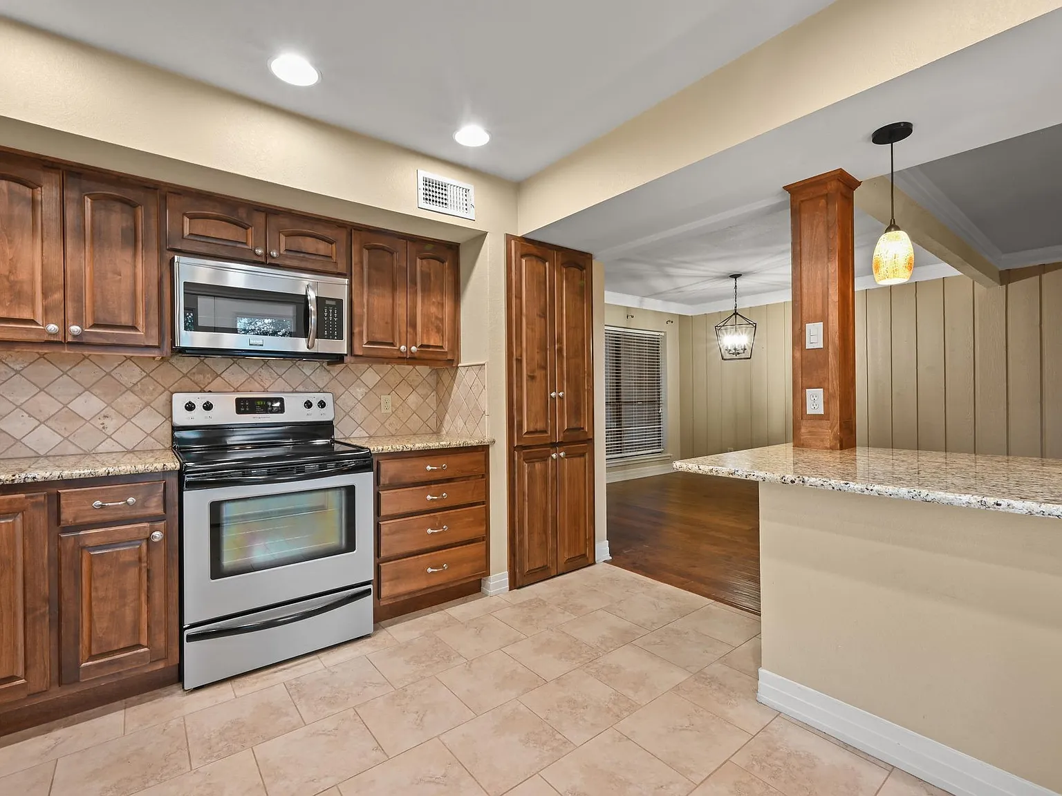3 bed, 3.0 bath, 1982 sqft, $2,500 — Photo 4