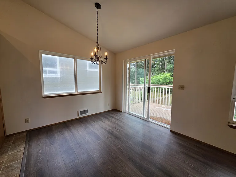 384 Selkirk Dr — Photo 16