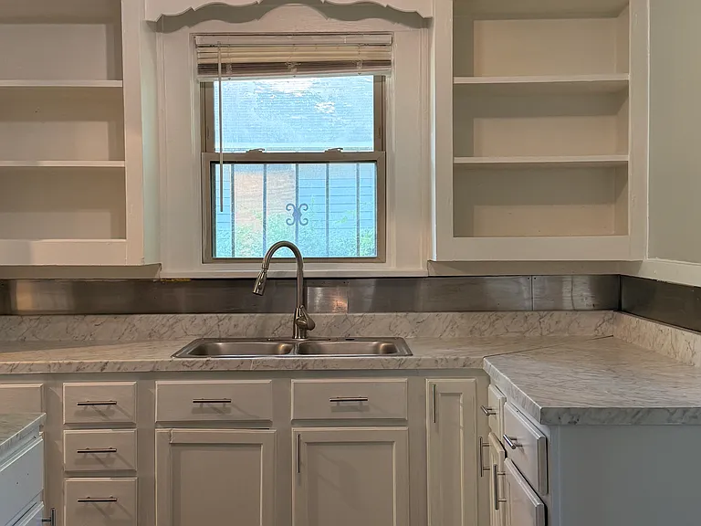 2378 Boyle Ave — Photo 6