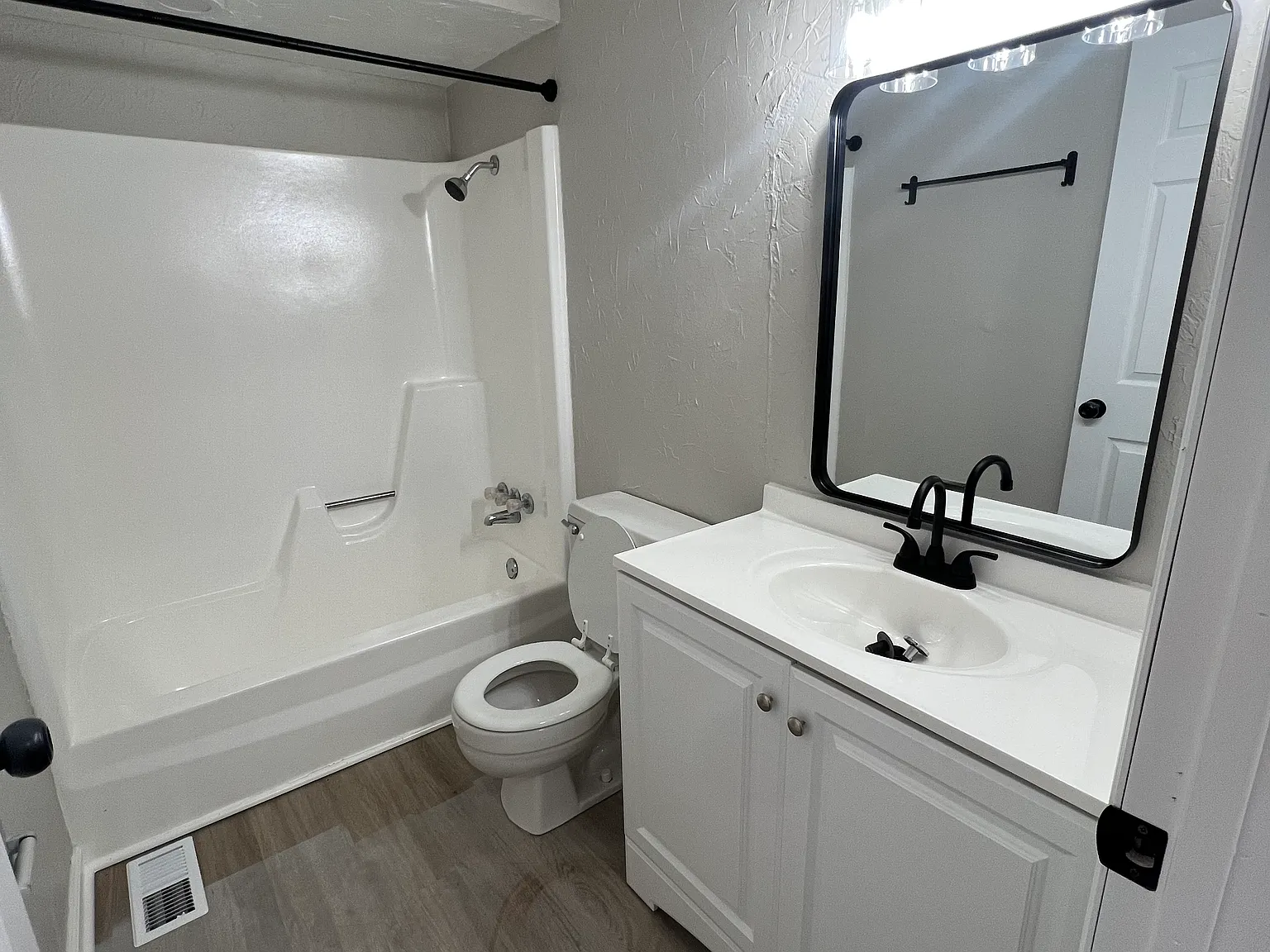 2 bed, 1.5 bath, 1100 sqft, $1,095 — Photo 2