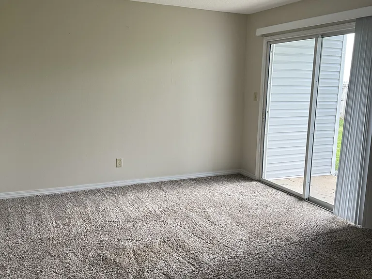 101 Old Ferry Rd #8B — Photo 2