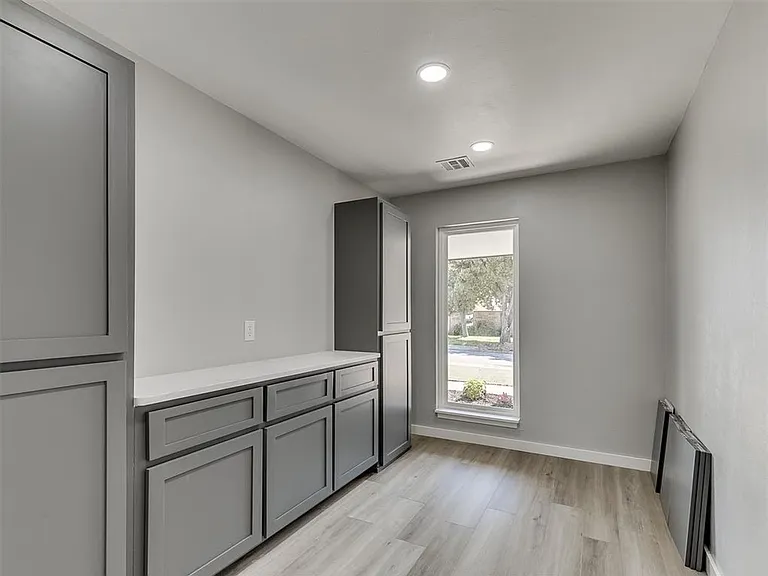 6917 Woodridge Ave — Photo 4