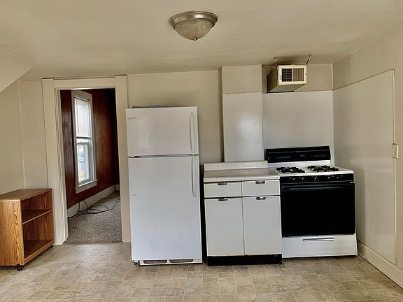 3rd image of 137 1/2 Richmond Ave