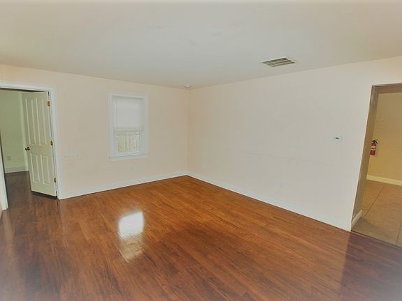 4th image of 215 Dukes Pkwy
