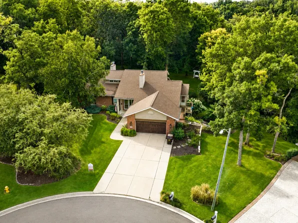 1669 Barberry Cir, Freeport, IL 61032