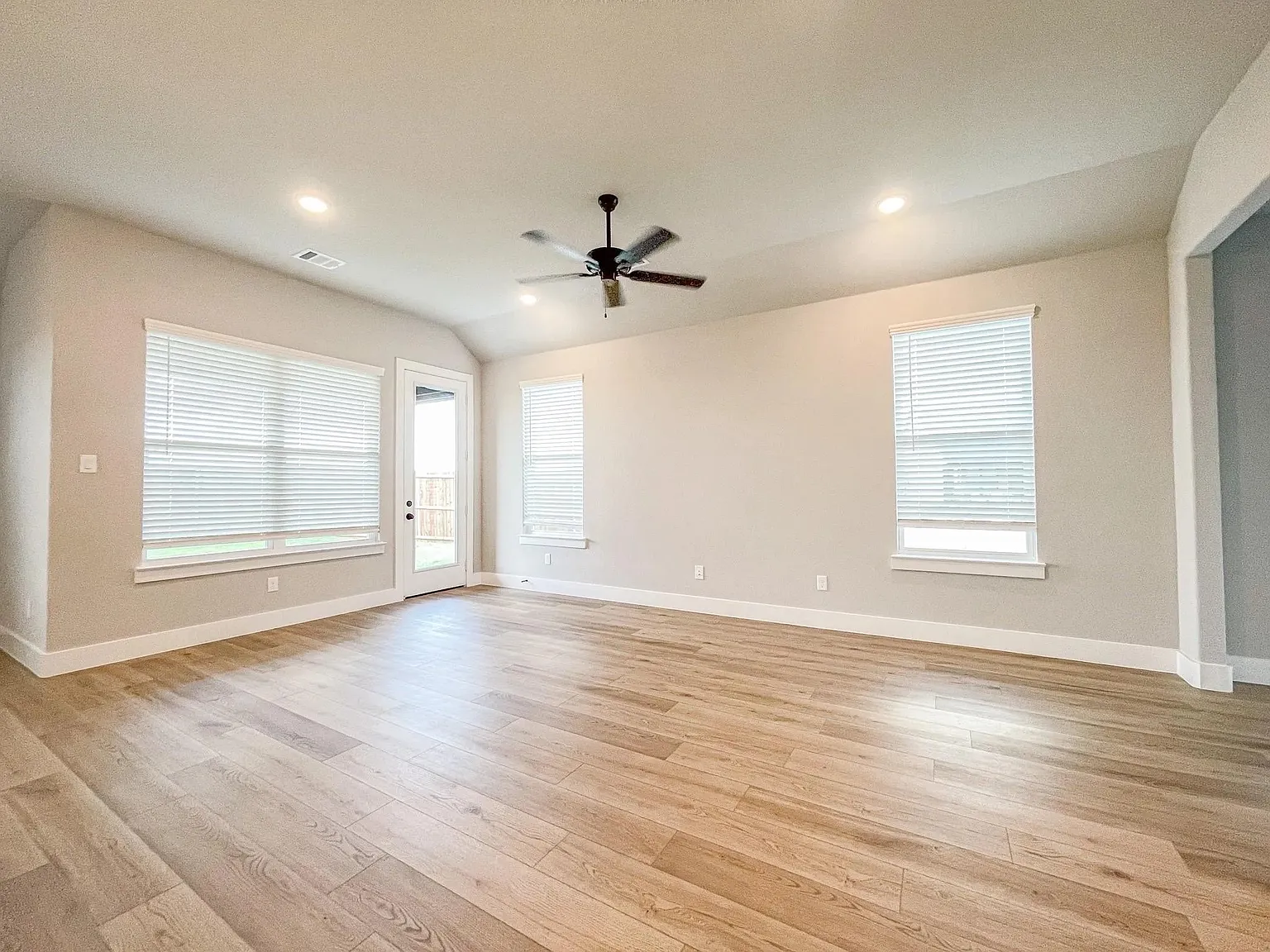 3 bed, 1600 sqft, $2,500 — Photo 2