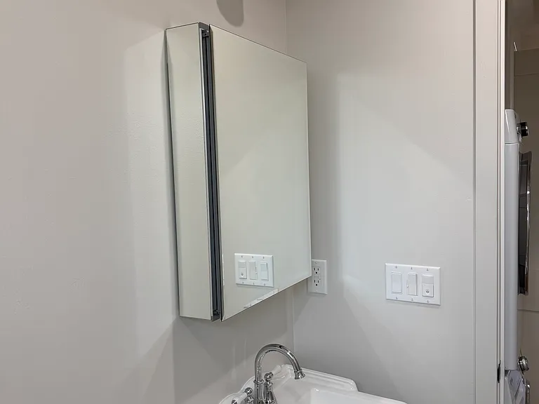 downstairs bathroom with medicine cabinet