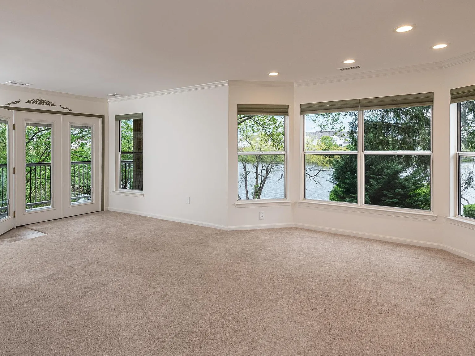 Lakeshore Condo — Photo 4