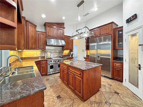 2nd image of 875 Clark St
