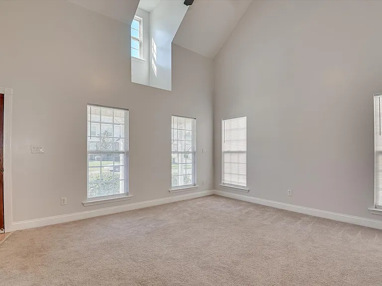 2928 Aylesbury Dr — Photo 6