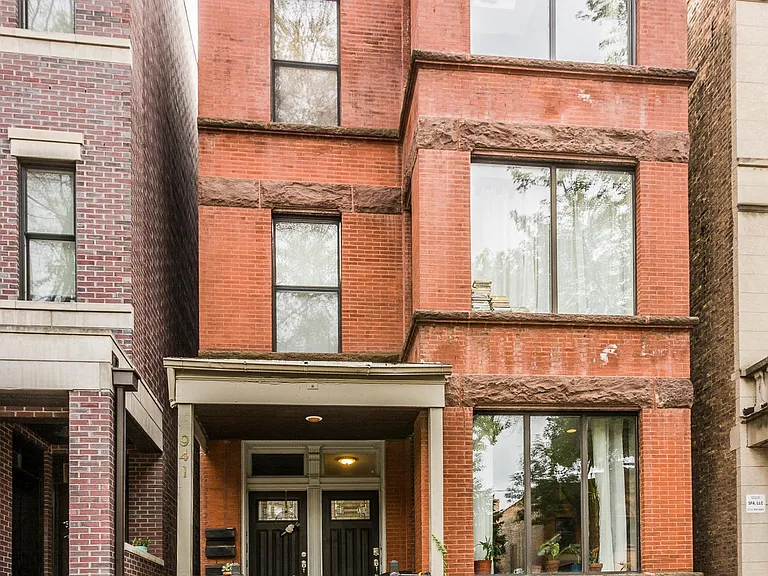 Nice quiet street. Walking distance to everything West Town has to offer.