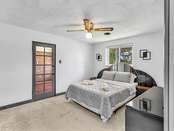 Queen bed / access to the sun room