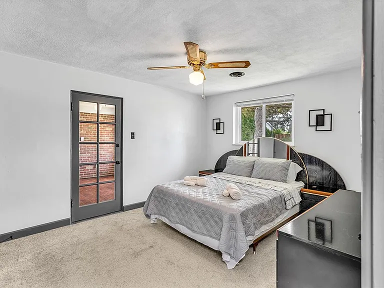 Queen bed / access to the sun room