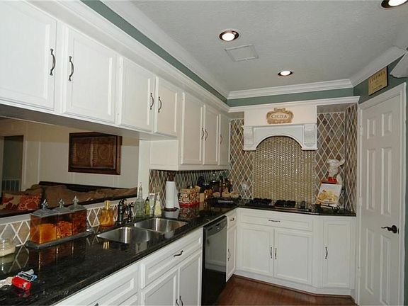 2nd image of 4018 Thistlewood Dr