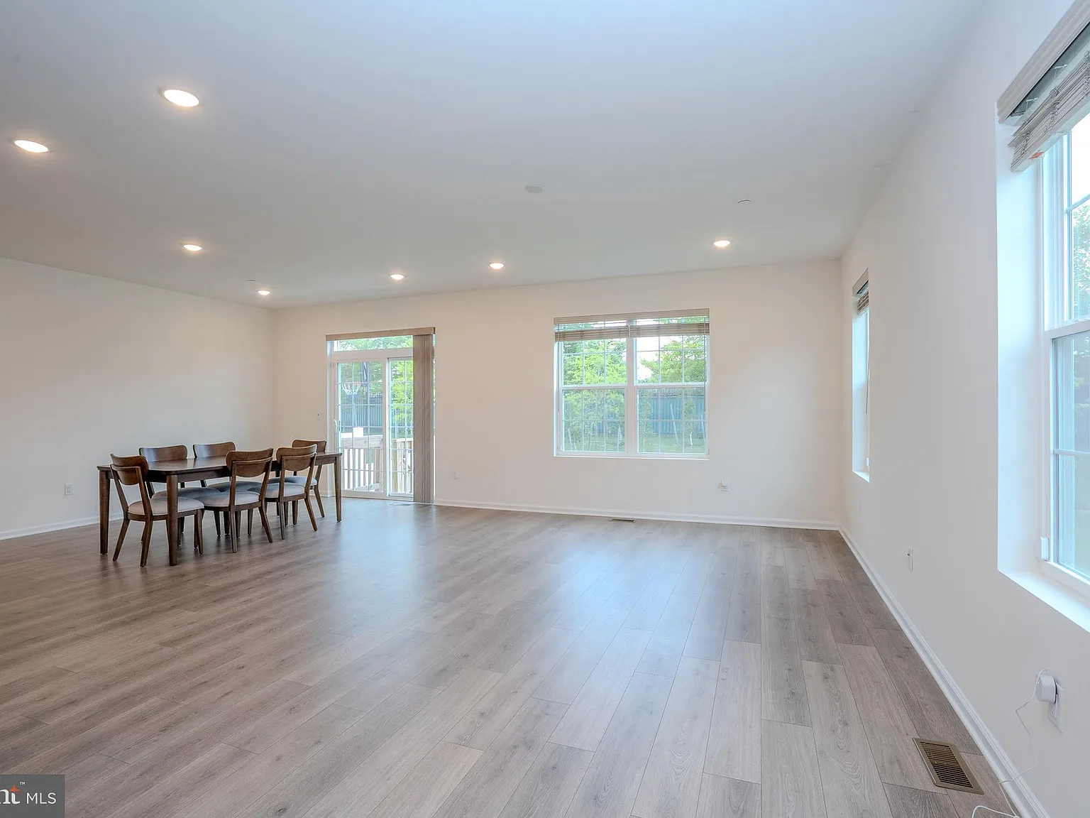 3 bed, 3.5 bath, 2266 sqft, $5,300 — Photo 4