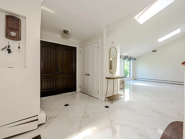 70 Longfellow Rd — Photo 2