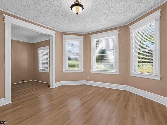 5th image of 18 Llewellyn Ave Floor 2