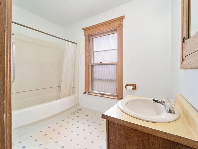 513 W 22nd St — Photo 11