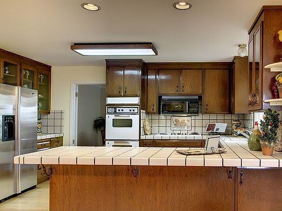 5th image of 270 Iris St