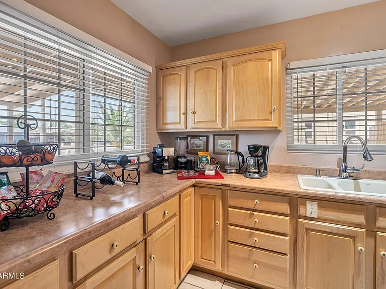 842 W Fairmount Ave — Photo 23